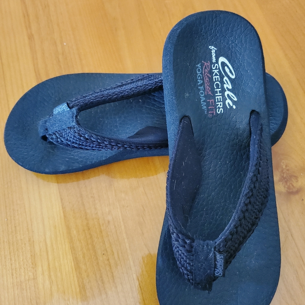 Cali from Skechers flip flops